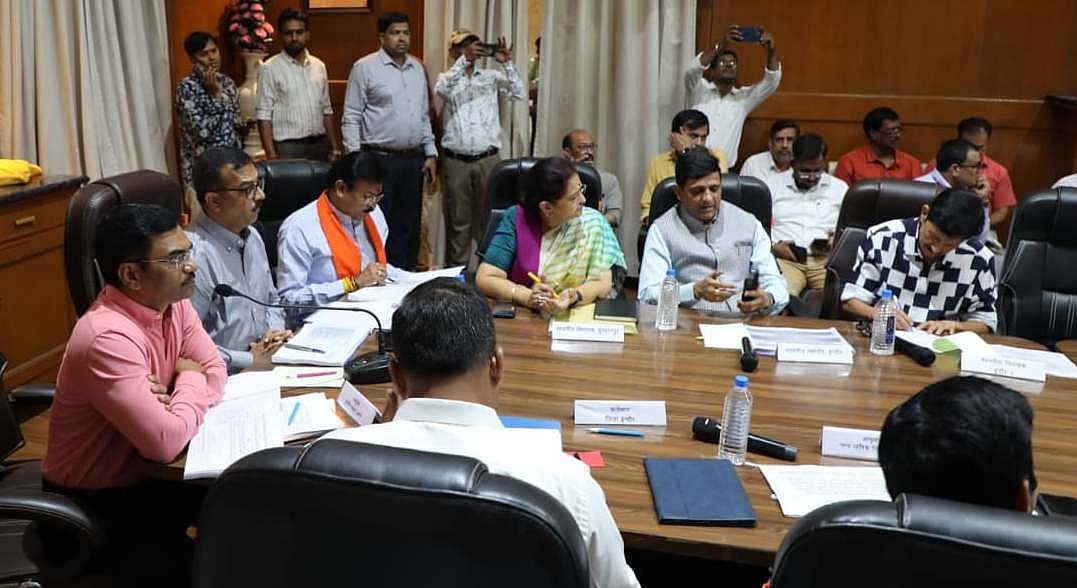 Indore: Public Representatives Including IMC Mayor Express Anger On Bad Road Conditions