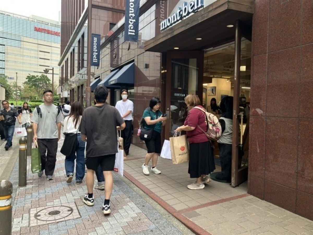 【やさしい日本語】韓国(かんこく)の  お客(きゃく)さんに  人気(にんき)の「アウトドア」の  店(みせ)