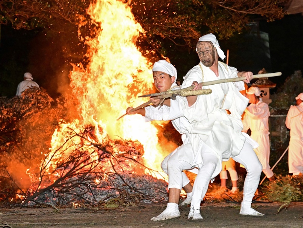 仮面と攻防、炎に悲鳴と歓声　大分県国東市で「ケベス祭」