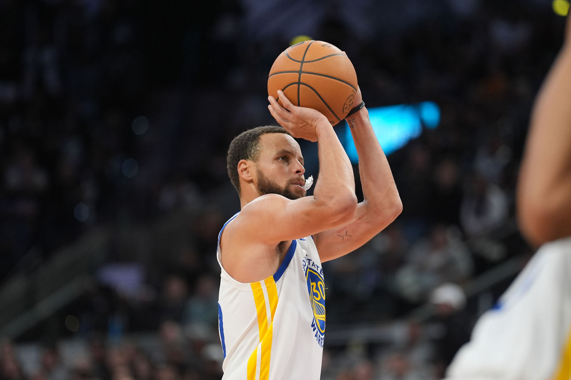 “He’s actually delusional”: Fans Shocked as Spurs Announcer Compares Steph Curry to Luka Doncic and James Harden After 16 FT Night
