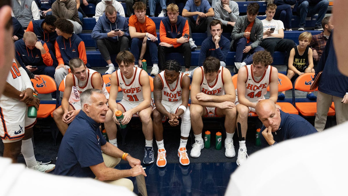 Hope basketball coach Greg Mitchell reaches milestone in season-opening win; women win too