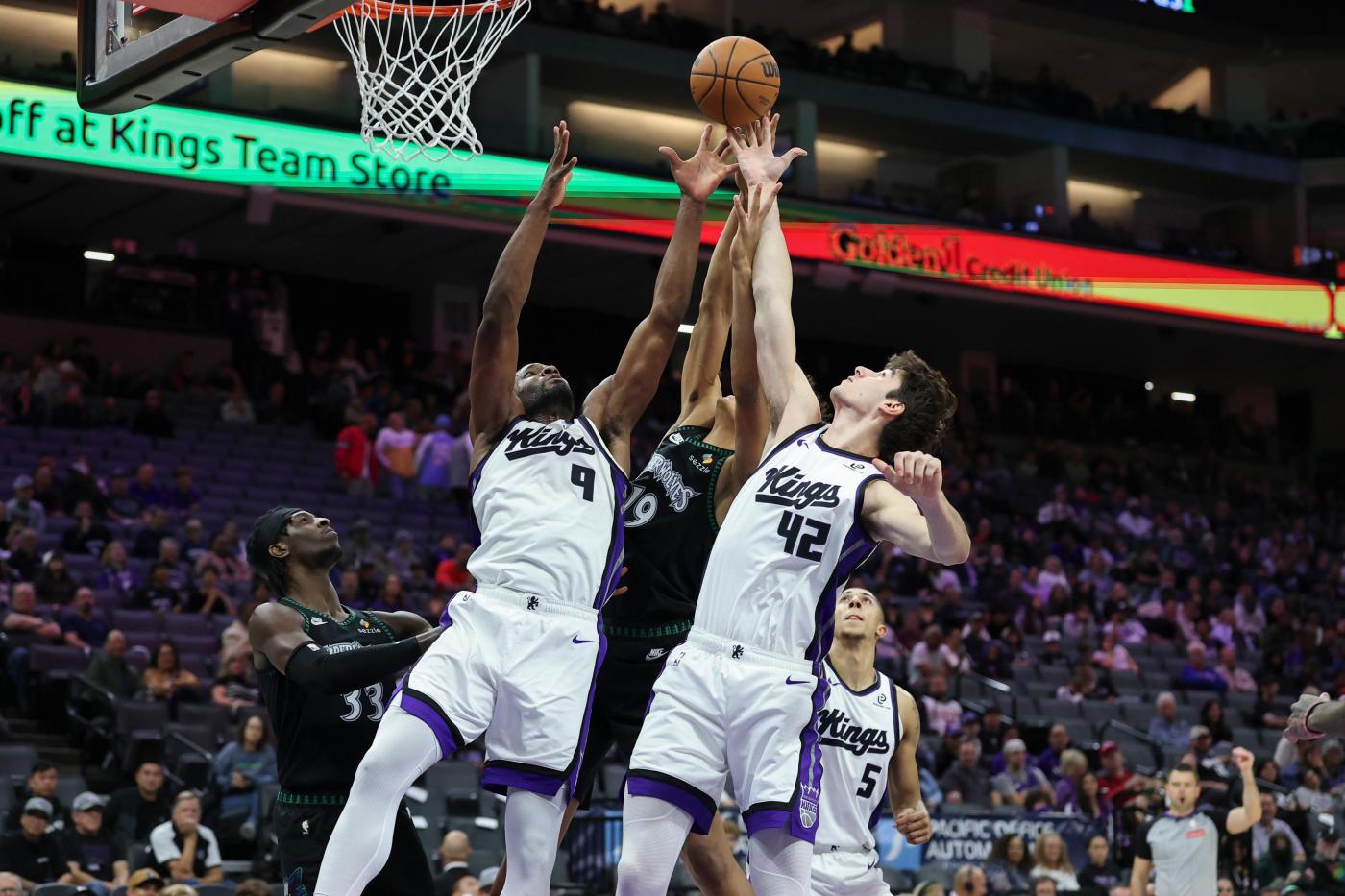 Edwards anota 26 puntos y lidera a los Timberwolves en victoria 144-117 sobre los Kings
